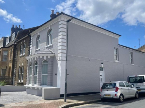 The Lux Ville, Stunning 6 Bedroom Home in London